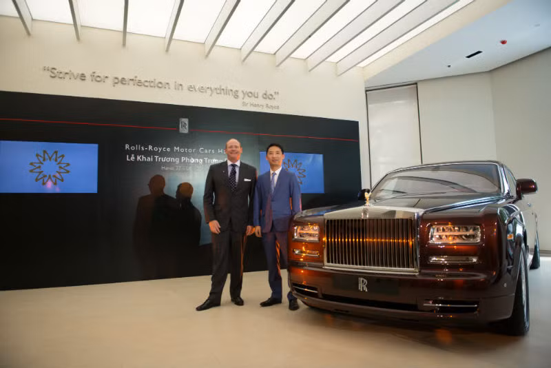Ông Paul Harris, Giám đốc Rolls-Royce Motor Cars khu vực châu Á - Thái Bình Dương và ông Minh Đoàn, Chủ tịch Đại lý Rolls-Royce Motor Cars Hanoi trong buổi khai trương.