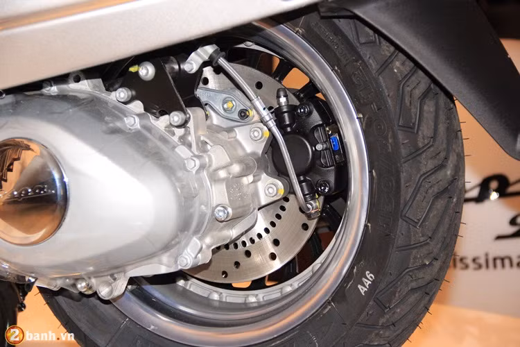 Vành bánh xe 12 inches với kiểu dáng và màu sắc mới. Hệ thống chống bó cứng phanh ABS, hệ thống chống trượt/kiểm soát lực kéo ASR và hệ thống đèn LED toàn phần mang lại cho Vespa 946 Bellissima một vẻ đẹp mới, đồng thời đảm bảo độ an toàn cao.