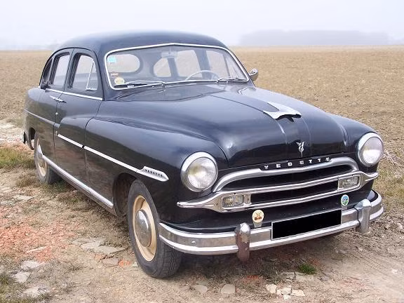 Khi đi đòi nợ các tỉnh, ông Huy dùng chiếc Ford Vedette. Đây là loại sedan 6 cửa sổ ra đời vào năm 1948.