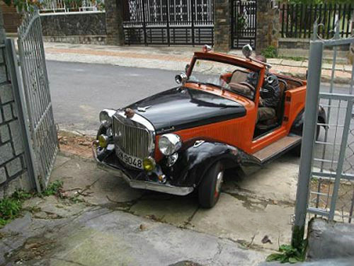 Ngoài 2 chiếc xe trên, chiếc Austin Morris cũng được cho là của Công tử Bạc Liêu Trần Trinh Huy. Đây là loại xe cổ, được sản xuất vào đầu thế kỷ XX.