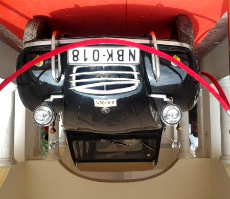 Còn khi đi chơi, Công tử Bạc Liêu xài xe cực sang, đó là chiếc Peugeot thể thao, sản xuất năm 1922. Loại xe này cả miền Nam khi ấy chỉ có 2 chiếc, một chiếc của ông Huy còn chiếc kia là của vua Bảo Đại.