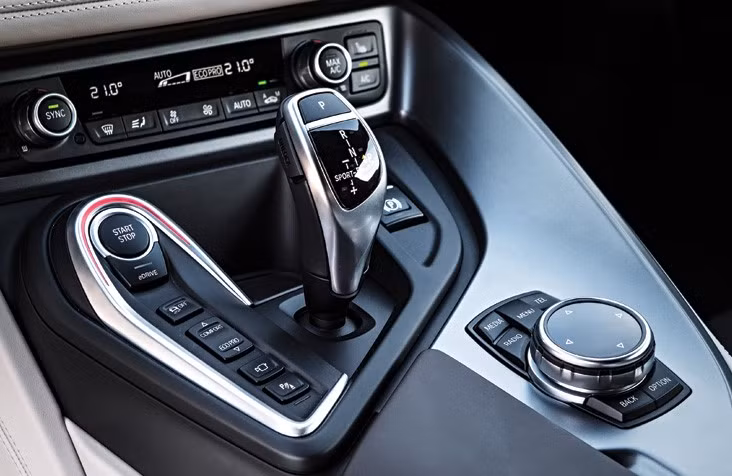 Ngoài những thiết bị an toàn cơ bản như hệ thống 4 túi khí, dây an toàn... BMW i8 được trang bị hệ thống kiểm soát cân bằng xe Dynamic Stability Control (DSC). Về dịch vụ tiện ích, BMW cung cấp cho người dùng toàn thế giới dịch vụ di động toàn diện 360 độ ELECTRIC. BMW i8 2015 có 4 màu sắc tùy chọn mang đậm phong cách thể thao trẻ trung, bao gồm: Sophisto Grey, Crystal White, Protonic Blue và Ionic Silver với mức giá cơ bản khoảng 136.650 USD (tương đương 2,9 tỷ đồng). Ảnh: Danhgiaxe.