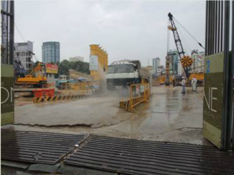 Yêu cầu này của TP HCM xuất phát từ việc thi công tòa tháp đôi đã để xảy ra nhiều sự cố tai nạn. Trong 2 tháng vừa qua, tại khu vực thi công này đã xảy ra 2 vụ tai nạn gây ảnh hưởng tới người đi đường và công trình xung quanh. Ảnh: Hiện trường thi công tòa tháp đôi The One.