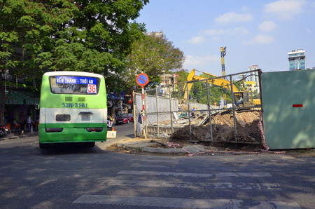 Đơn vị thi công cũng bị phạt hành chính về lỗi rào chắn công trình không đúng theo giấy phép và thi công không đảm bảo an toàn giao thông. Đến ngày 6/3, các đơn vị liên quan đã tháo dỡ đoạn rào chắn công trình bằng tôn và thay bằng rào chắn B40 để các phương tiện cũng như người đi bộ dễ quan sát.