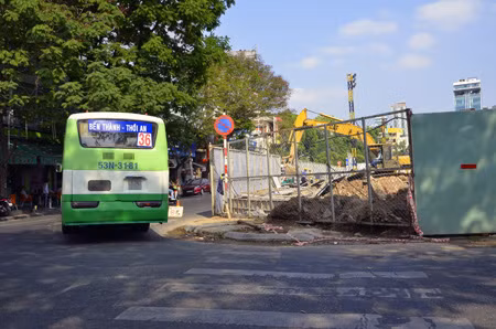 Đơn vị thi công cũng bị phạt hành chính về lỗi rào chắn công trình không đúng theo giấy phép và thi công không đảm bảo an toàn giao thông. Đến ngày 6/3, các đơn vị liên quan đã tháo dỡ đoạn rào chắn công trình bằng tôn và thay bằng rào chắn B40 để các phương tiện cũng như người đi bộ dễ quan sát.