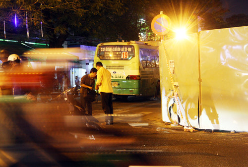 Vụ tai nạn gần đây xảy ra vào ngày 28/2, một chiếc xe buýt ép người đi bộ vào hàng rào công trình khiến người đi bộ tử vong. Nguyên nhân ban đầu được xác định là hàng rào công trình xây dựng The One chiếm hết vỉa hè, buộc người đi bộ phải đi xuống lòng đường. Ảnh: Hiện trường tai nạn.