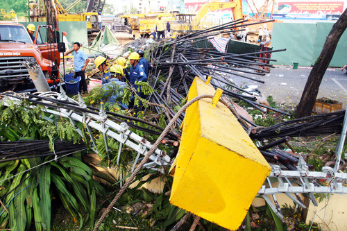 Bó sắt đổ chắn ngang đường làm đứt nhiều dây điện, đè sập một mảng tường của Bảo tàng Mỹ thuật và một tác phẩm nghệ thuật trong bảo tàng. Rất may không có thiệt hại về người vì tai nạn xảy ra vào sáng sớm.