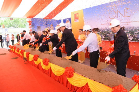 Tòa tháp cao 240 m lấy biểu tượng đôi rồng vươn lên bầu trời TP HCM được khởi công xây dựng từ ngày 27/4/2012 và dự kiến hoàn thành vào năm 2015.