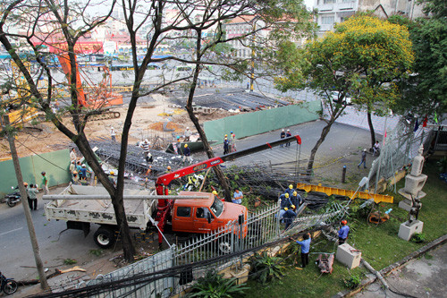 Trước đó, ngày 4/1, tại công trình tòa tháp này cũng xảy ra một tai nạn nghiêm trọng. Một cần cẩu đang thi công trong công trình này đổ sập cùng với 1 bó nhiều thanh sắt lớn.