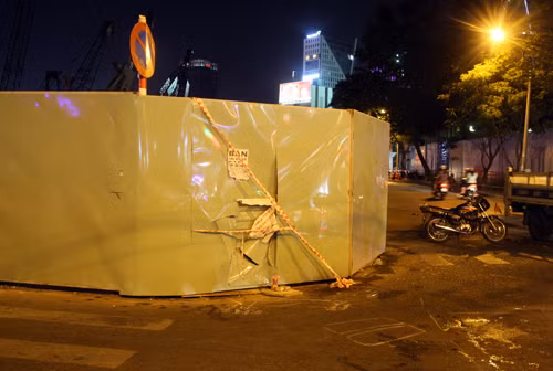 Sau tai nạn, Thanh tra Sở Giao thông vận tải đã tiến hành kiểm tra rào chắn công trình này và nhận thấy đơn vị thi công đã lấn chiếm 0,2 m lòng lề đường so với giấy phép tạm thời sử dụng.