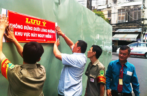 Cũng sau tai nạn, lực lượng chức năng phường Nguyễn Thái Bình (quận 1, TP HCM) đã dùng giấy đề can dán dọc phía ngoài hàng rào công trình để cảnh báo nguy hiểm người dân khi đi qua khu vực này.