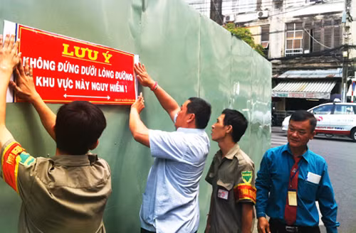 Cũng sau tai nạn, lực lượng chức năng phường Nguyễn Thái Bình (quận 1, TP HCM) đã dùng giấy đề can dán dọc phía ngoài hàng rào công trình để cảnh báo nguy hiểm người dân khi đi qua khu vực này.