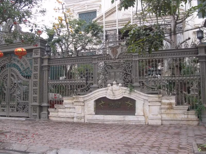 Chiếc cổng lớn của một tòa biệt thự ở khu đô thị Văn Quán (Hà Đông) có đề tên chủ nhân khiến nhiều người phải trầm trồ về sự giàu sang của gia chủ.