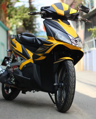 AirBlade Thái độ 2 gương cầu, phối màu vàng - đen nổi bật.