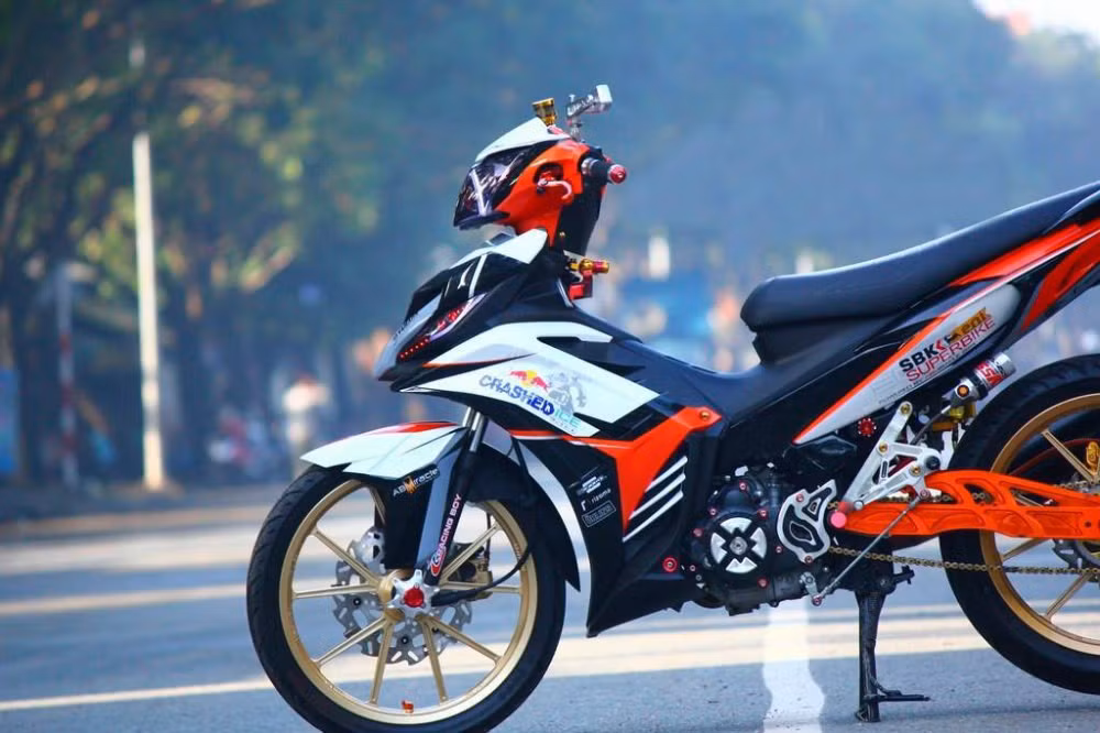 Xe trang bị khá nhiều đồ hàng đỉnh như: trợ lực Apido, mâm Daytona, dĩa trước sau Racing Boy, heo sao Racing Boy, chụp cốt Bikers cùng phuộc YSS bình dầu rời...