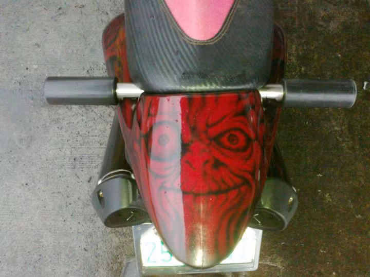 Chống đổ xe và gương mặt quái vật dữ tợn được tạo nên bởi nghệ thuật sơn Airbrush, vừa mang lại vẻ dữ dằn nhưng lại rất độc đáo cho xe.