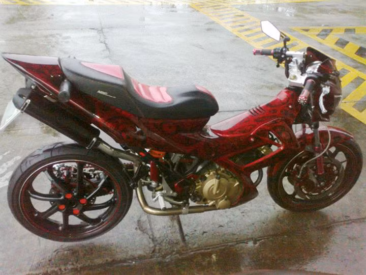 Xe được độ tới 3 dĩa trước sau, trang bị vô số đồ chơi cùng tông màu với dàn áo của xe.