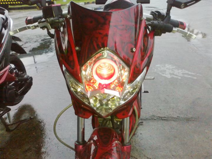 Tay thắng Racing Boy quen thuộc, đèn chế gương cầu và đôi mắt thiên thần.