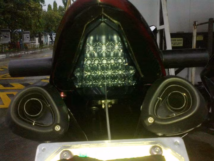 2 họng "súng" cùng đèn LED stop đẹp và ấn tượng.