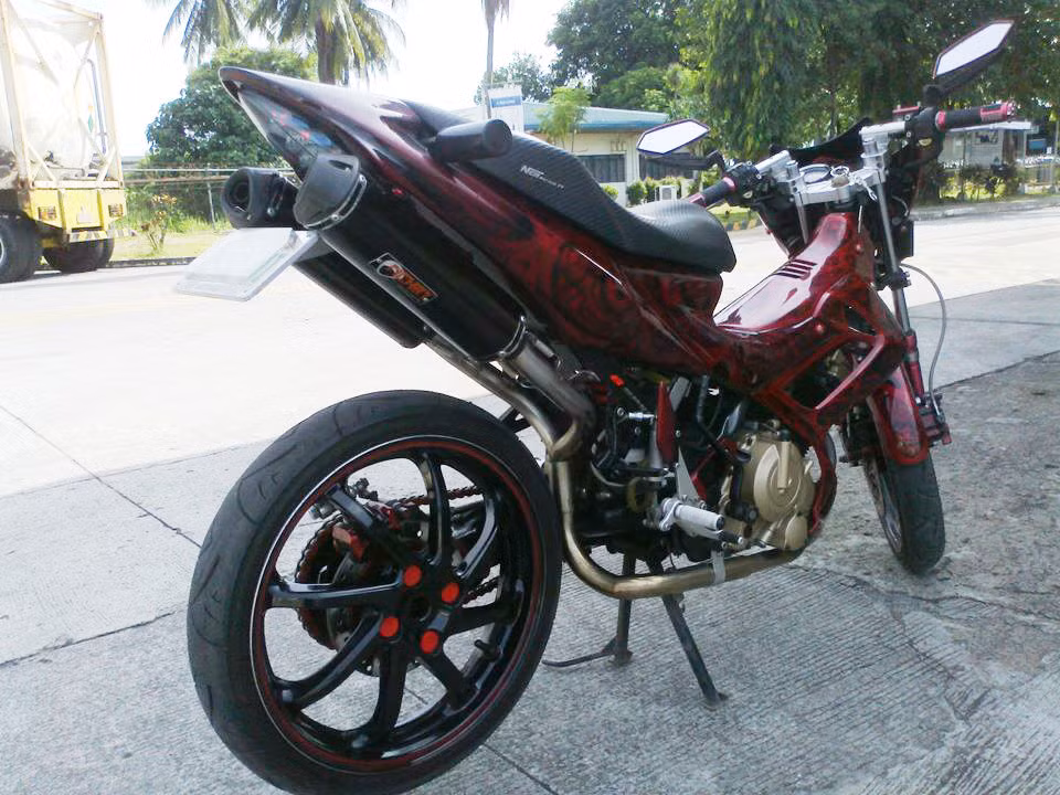 Phong cách 2 ống pô đút dưới yên xe tương tự như mẫu xe Suzuki B-King. Gắp N khiến Raider 150 càng trở nên mạnh mẽ.