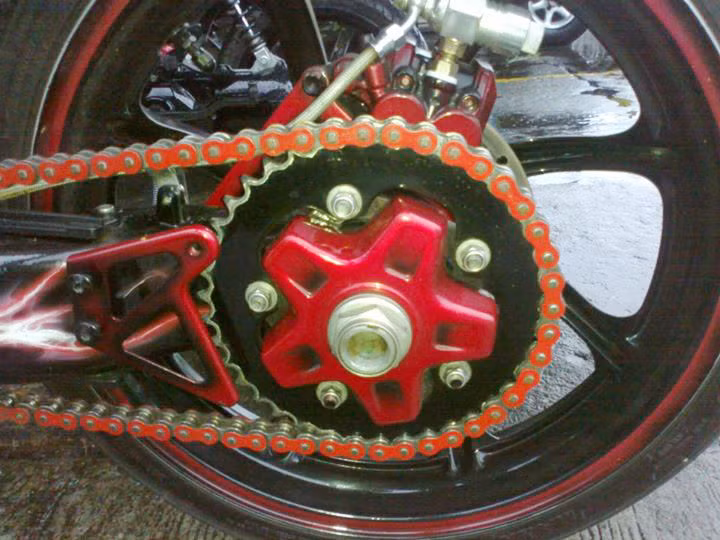 Dàn chân sau đồng nhất, sên cũng được sơn đỏ.