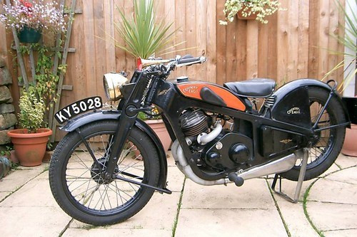 Coventry Eagle là dòng xe cũ của công ty Royal Eagle, được bán với giá 120.000 USD (khoảng 2,5 tỷ đồng). Mặc dù nó xuất hiện từ cách đây cả thế kỷ nhưng dòng xe này vẫn được sử dụng phổ biến. Dù được bán với giá cao nhưng những tay đua cừ khôi, những người theo khẩu hiệu “Old is Gold” (Cũ là vàng) vẫn “mê đắm” dòng xe này.