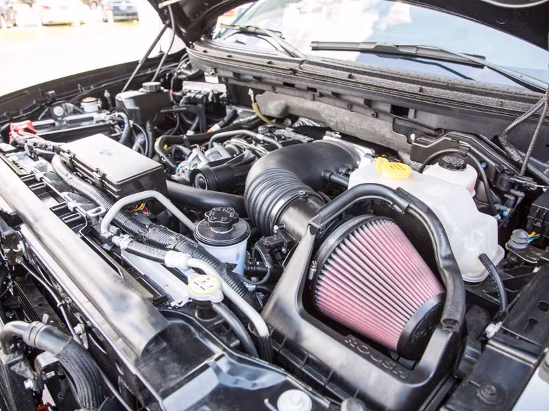 Trái tim của Ford F-150 SVT Roush Raptor là động cơ 6.2 lít, V8 tăng áp, công suất 590 mã lực, mô-men xoắn cực đại 799 Nm, tăng 179 mã lực và 211 Nm so với xe nguyên bản.