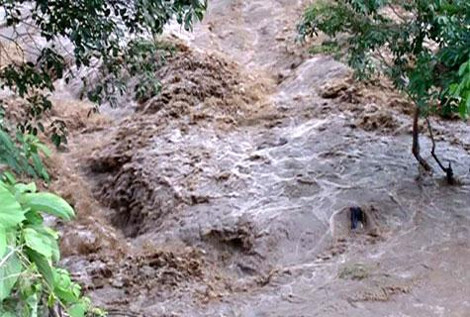 Lũ cuốn trôi khu tập thể giáo viên làm 14 người chết và mất tích. Ảnh minh họa: Internet
