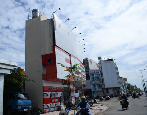 Một ngôi nhà với chiều ngang hơn 10m nhưng chiều sâu chỉ có 2m. Trước đây, những ngôi nhà này nằm trong hẻm nay nhờ giải tỏa lại thành ra mặt đường.