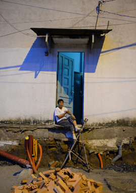 Một ngôi nhà cách mặt đường mới tới 1,3m.