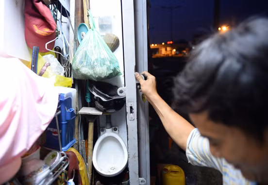 Nhà vệ sinh của căn nhà hình tam giác 4m2 đặt lộ thiên ngay sát cửa ra vào.