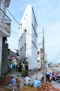 Nhà hình tam giác. Những ngôi nhà nhỏ xíu, méo xẹo khiến kiến trúc hai bên đường Tân Sơn Nhất - Bình Lợi trông rất kì dị.