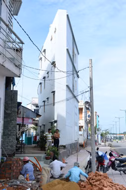 Nhà hình tam giác. Những ngôi nhà nhỏ xíu, méo xẹo khiến kiến trúc hai bên đường Tân Sơn Nhất - Bình Lợi trông rất kì dị.