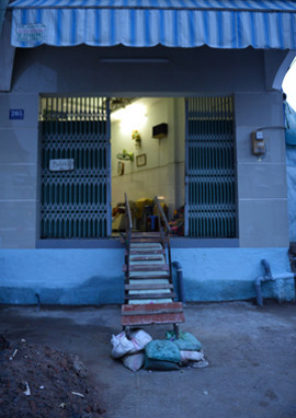 Mặt đường lại thấp hơn nền nhà cả mét vì thế bài toán làm cầu thang lên nhà trở nên nan giải. Nhiều hộ dân không đồng ý thì tự tìm phương án, nhiều cầu thang tạm bợ được làm ra khiến những ngôi nhà này giống như... nhà sàn.