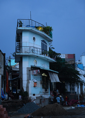 Nhiều nhà bị giải tỏa phần lớn diện tích vẫn cố xây, thành ra nhiều ngôi nhà chưa tới 4m2, nhiều nhà hình tam giác thậm chí là ngũ giác.