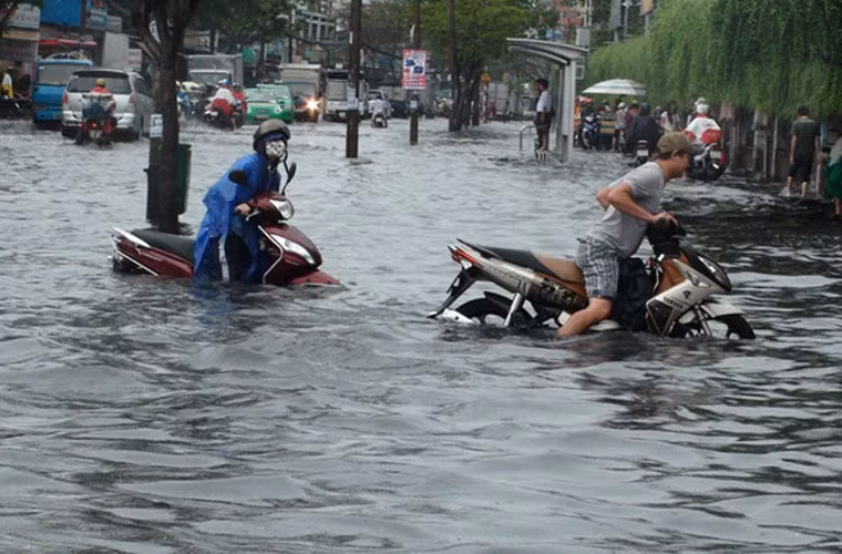 Bì bõm đẩy xe máy giữa biển nước.