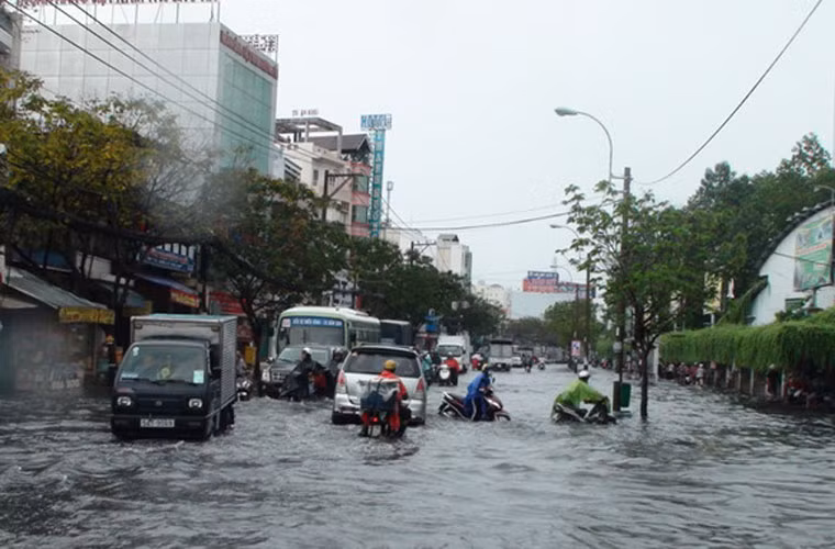 Trong đó ngập nặng nhất là đường Hòa Bình, nước mưa kết hợp nước cống dâng lên nửa bánh xe làm nhiều xe cộ chết máy.