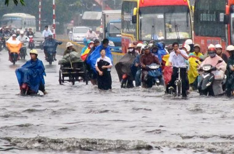 Học trò cùng lội nước với CBCNV giờ tan tầm trên đường Kinh Dương Vương sau cơn mưa lúc 12h30 ngày 12/9.