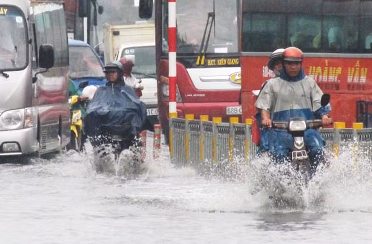 Đường Kinh Dương Vương (TP.HCM) ngập nước sau cơn mưa lúc 12h30 ngày 12/9.