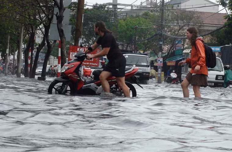 Những người nước ngoài cũng trải nghiệm lội nước trong mưa Sài Gòn.