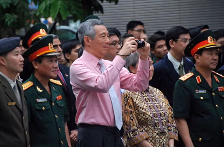 "Tay máy" Lý Hiển Long.