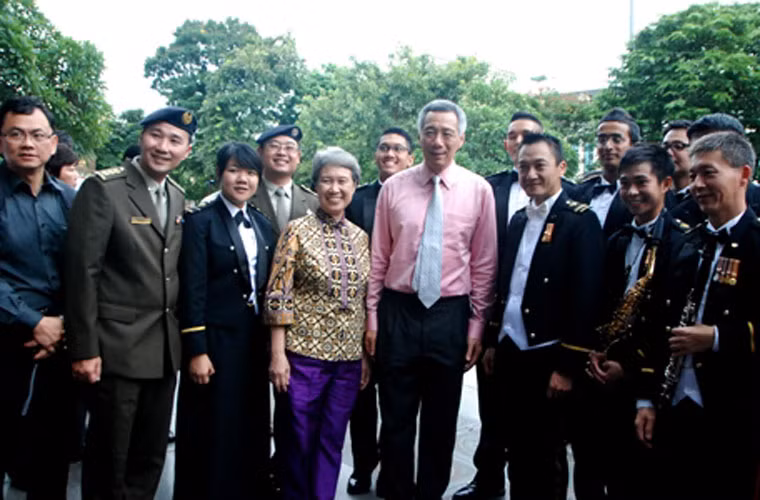 Thủ tướng Lý Hiển Long và phu nhân với đoàn quân nhạc Singapore.