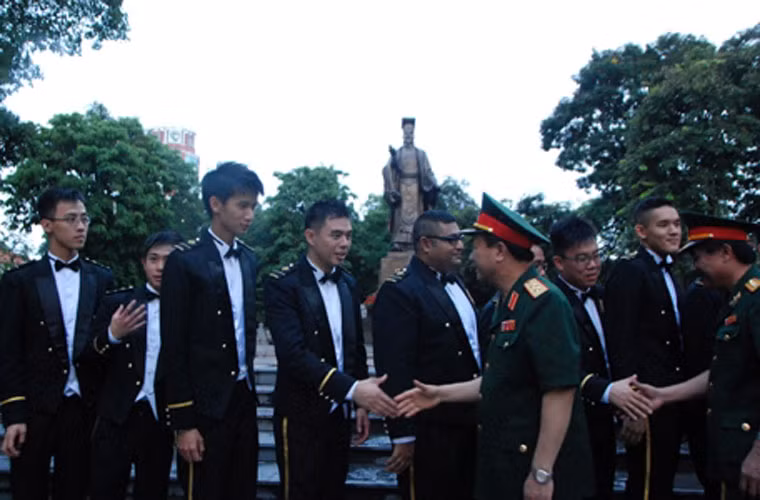 Trung tướng Mai Quang Phấn thăm hỏi các chiến sĩ quân nhạc Singapore.