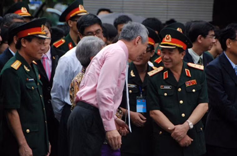 Thủ tướng Singapore Lý Hiển Long trao đổi với Trung tướng Mai Quang Phấn, Phó chủ nhiệm Tổng cục chính trị (phải ảnh).