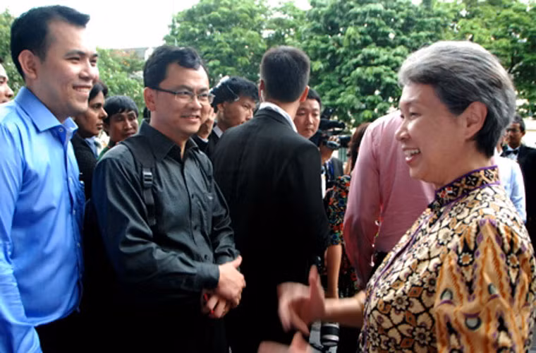 Phu nhân Thủ tướng Singapore Lý Hiển Long cũng thân mật chuyện trò với nhiều người có mặt tại chương trình.