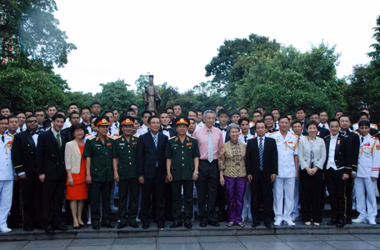 Thủ tướng Singapore Lý Hiển Long và phu nhân cùng các đại biểu chụp ảnh lưu niệm bên tượng đài Lý Thái Tổ.