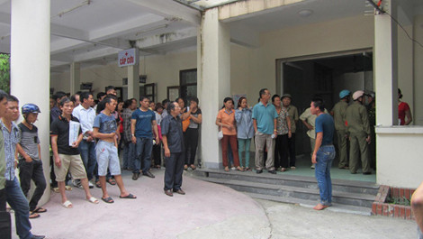 Người nhà vây bệnh viện vì quá bức xúc.