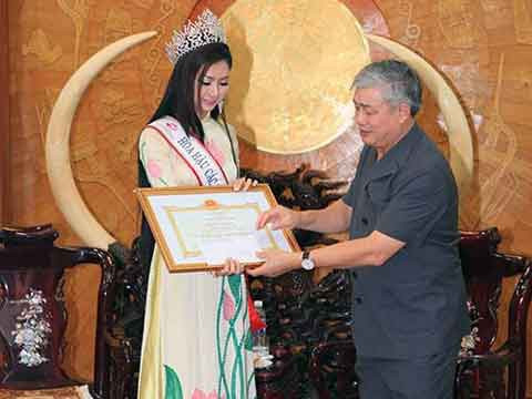 UBND tỉnh Thanh Hóa đặt một cặp ngà voi trong phòng khách ở trụ sở để “trang trí cho đẹp” từ nhiều năm nay.