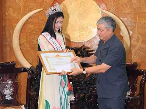 UBND tỉnh Thanh Hóa đặt một cặp ngà voi trong phòng khách ở trụ sở để “trang trí cho đẹp” từ nhiều năm nay.