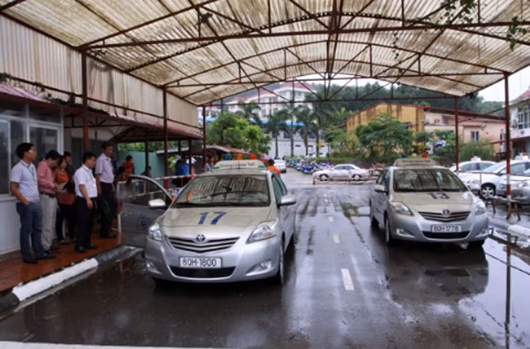 Khu vực học viên nhận xe sát hạch có mái che.